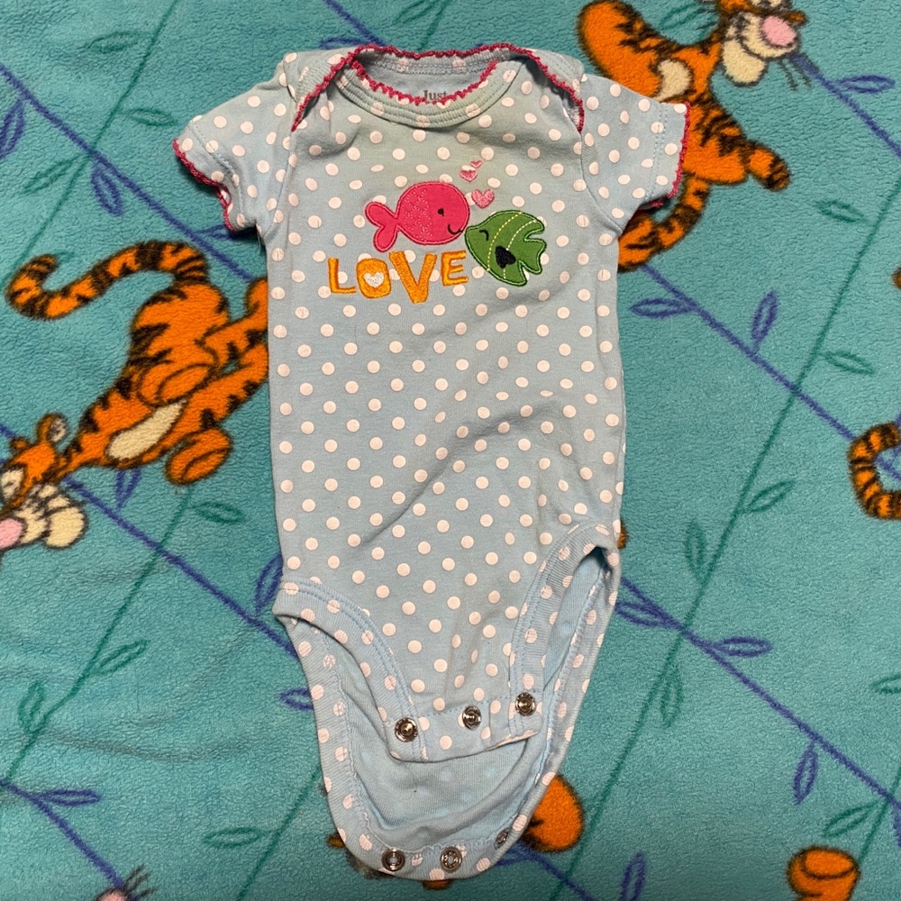 🥨 10/$10 "Love" Fish Onesie - NB 🥨